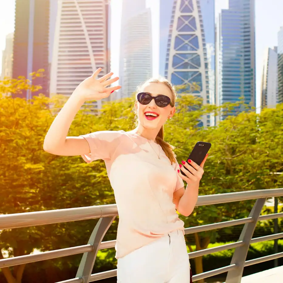 chica joven estudiante alegre en dubai