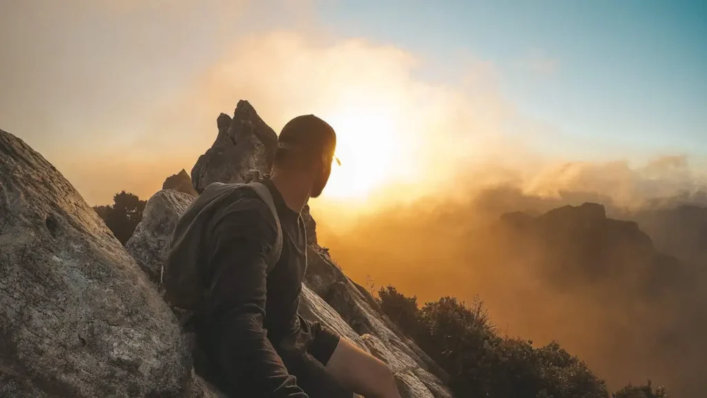joven en montañas de nueva zelanda