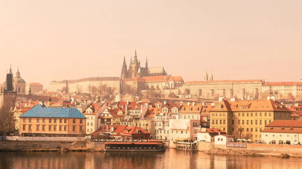 ciudad de praga en atardecer