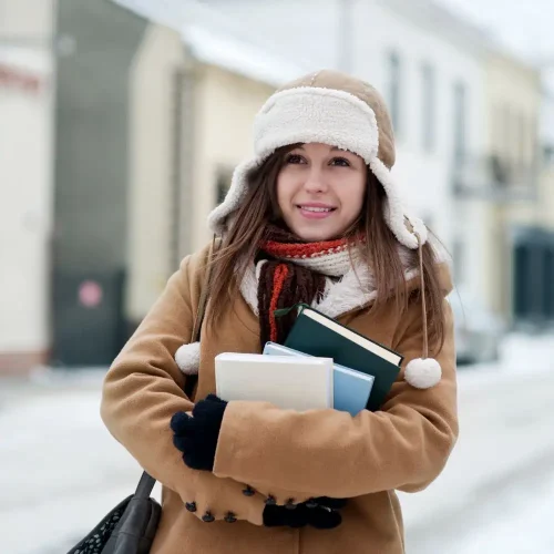 chica estudiante en invierno en suecia