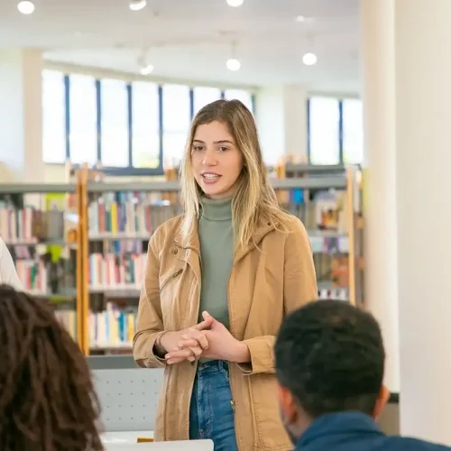 joven estudiante en universidad