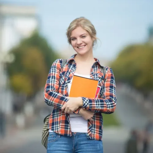 chica estudiante con libros
